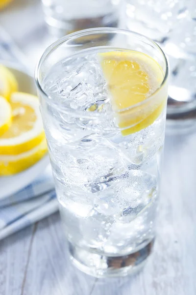 Acqua fredda rinfrescante con limone — Foto Stock