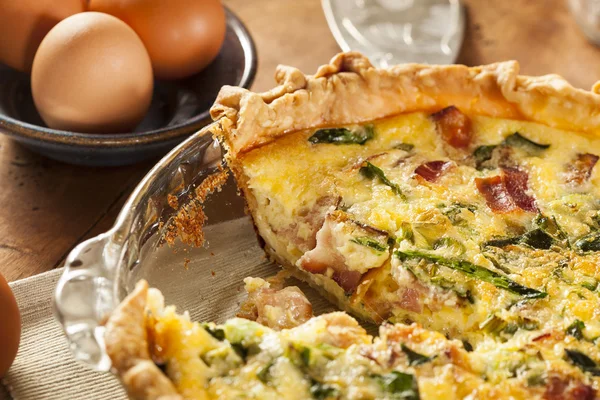 Homemade Spinach and Bacon Egg Quiche — Zdjęcie stockowe