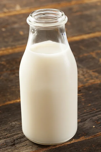 상쾌한 화이트 찬 유기농 우유 — 스톡 사진
