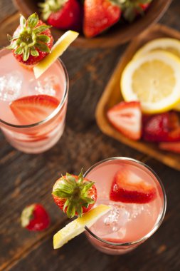 canlandırıcı buz soğuk çilekli limonata