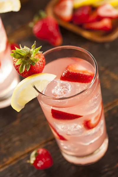 Refreshing Ice Cold Strawberry Lemonade — Stock Photo, Image