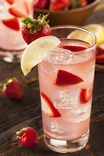 Refreshing Ice Cold Strawberry Lemonade — Stock Photo, Image