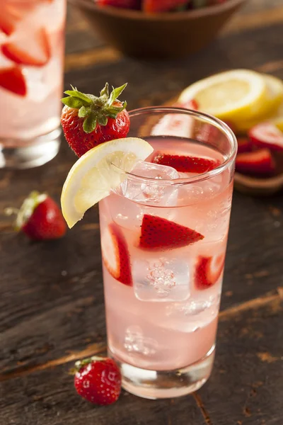 Canlandırıcı buz soğuk çilekli limonata — Stok fotoğraf