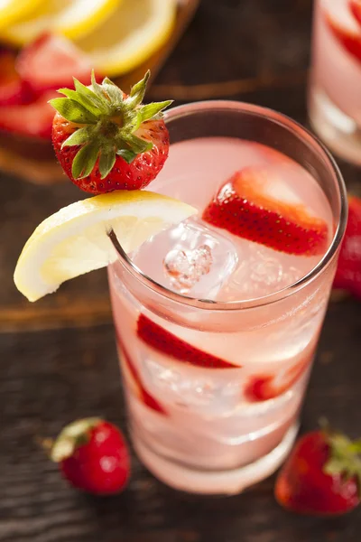 Erfrischende eiskalte Erdbeer-Limonade — Stockfoto