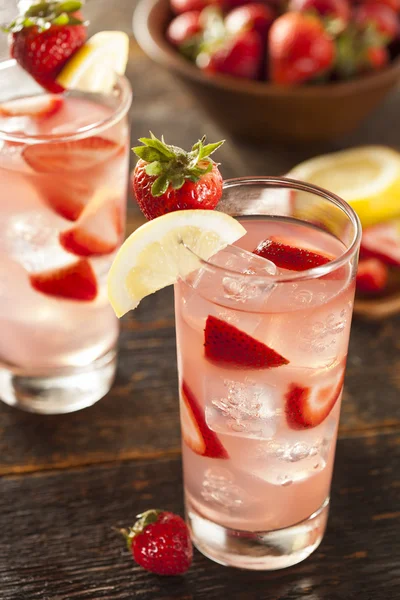 Refrescante limonada de fresa helada —  Fotos de Stock