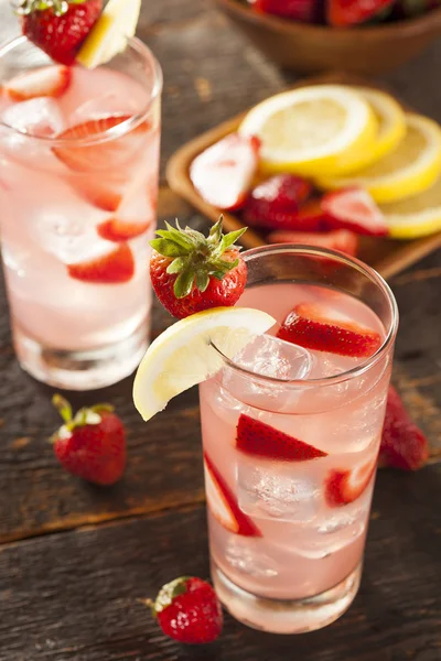 Refreshing Ice Cold Strawberry Lemonade — Stock Photo, Image