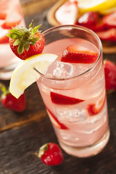 Refrescante limonada de fresa helada — Foto de Stock
