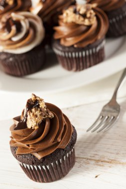 çikolata kumlama ile ev yapımı çikolatalı kek