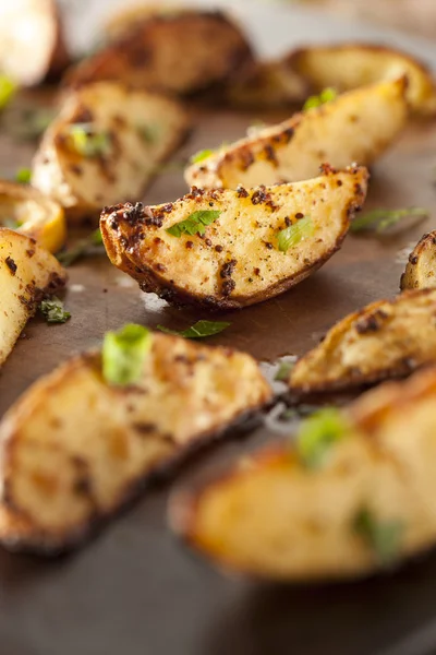 Patatas asadas caseras con perejil —  Fotos de Stock