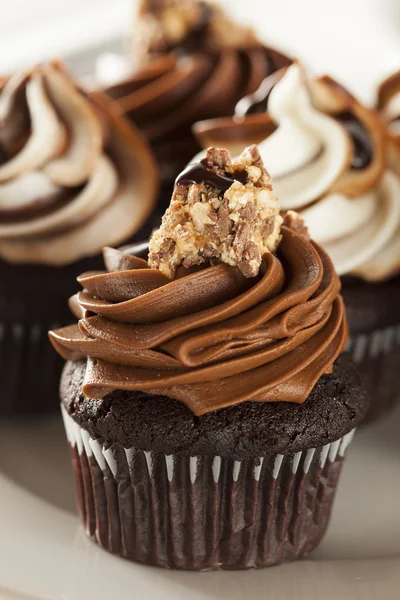 Hemgjord choklad cupcake med choklad glasyr — Stockfoto