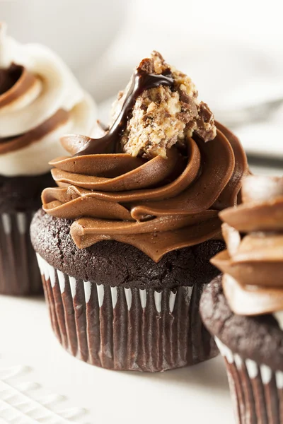 Zelfgemaakte chocolade cupcake met chocolade glazuur — Stockfoto
