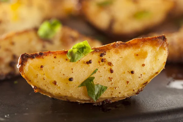 Домашнє смажена картопля з петрушкою — стокове фото