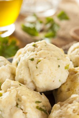 ev yapımı matzo topu maydanoz ile