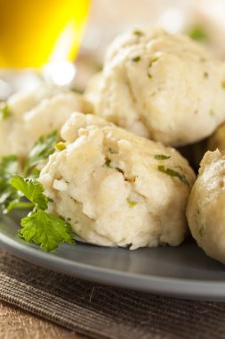 ev yapımı matzo topu maydanoz ile