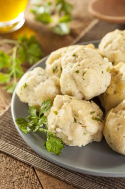 ev yapımı matzo topu maydanoz ile
