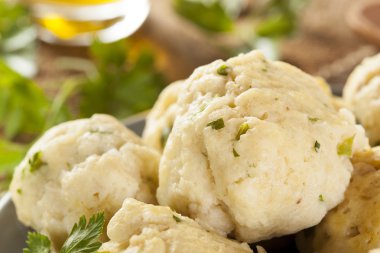 ev yapımı matzo topu maydanoz ile