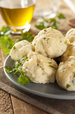 ev yapımı matzo topu maydanoz ile