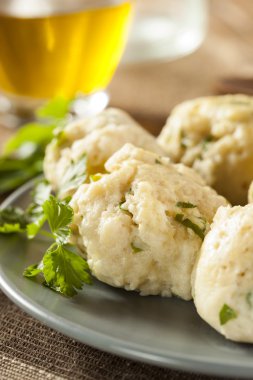 ev yapımı matzo topu maydanoz ile