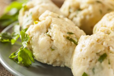 ev yapımı matzo topu maydanoz ile