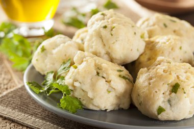 ev yapımı matzo topu maydanoz ile