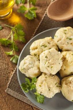 ev yapımı matzo topu maydanoz ile