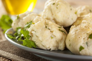 ev yapımı matzo topu maydanoz ile