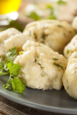ev yapımı matzo topu maydanoz ile
