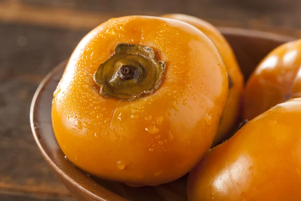 Organische oranje persimmon vruchten — Stockfoto