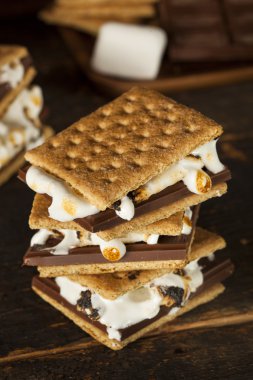 Çikolata ve krema ile ev yapımı S'more