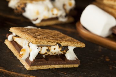 Çikolata ve krema ile ev yapımı S'more