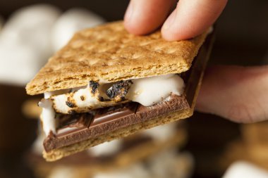 Çikolata ve krema ile ev yapımı S'more