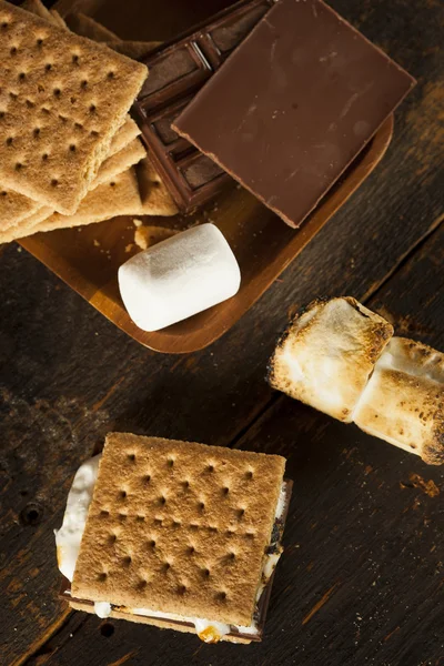 S'more fatti in casa con cioccolato e marshmallow — Foto Stock