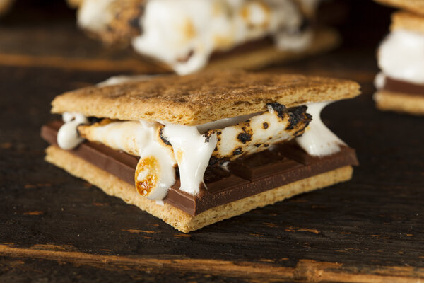 Домашний S 'more с шоколадом и зефиром
