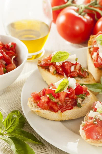 Domowe bruschetta z pomidorami i bazylią — Zdjęcie stockowe