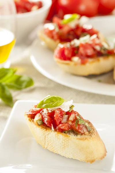 Domácí rajčata a bazalka bruschetta — Stock fotografie