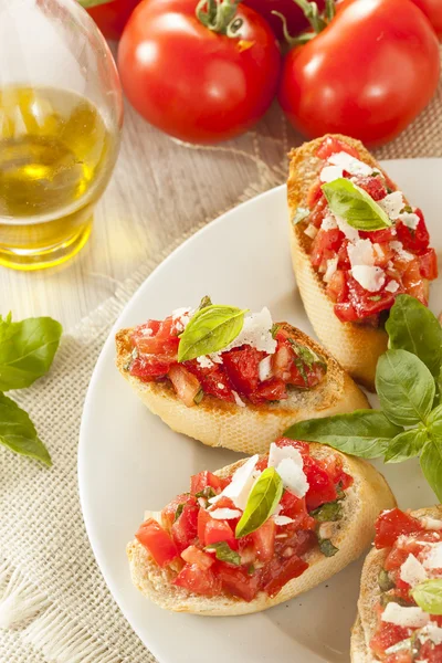 Domowe bruschetta z pomidorami i bazylią — Zdjęcie stockowe