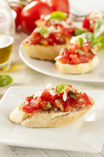 Házi paradicsomos és bazsalikomos Bruschetta — Stock Fotó