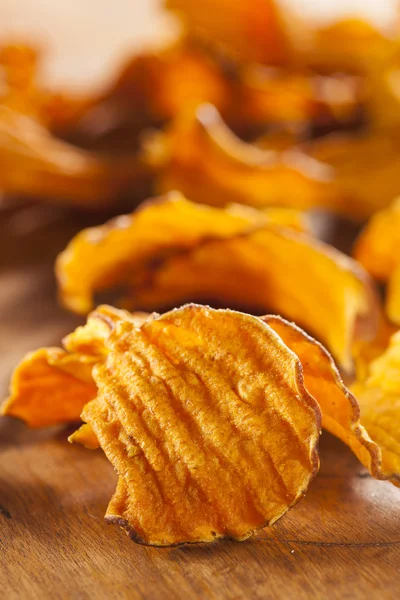 Krokante oranje zoete aardappels, chips — Stockfoto