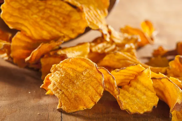 Krokante oranje zoete aardappels, chips — Stockfoto