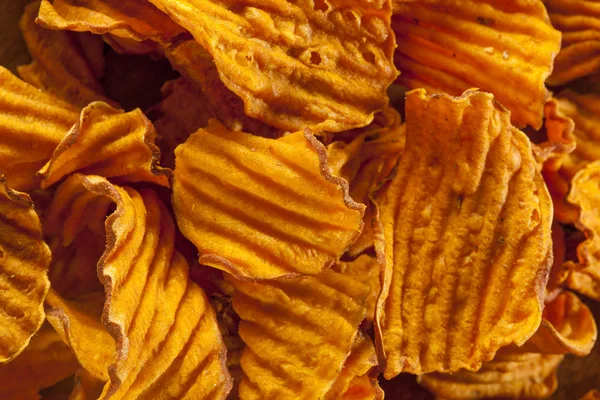 Хрустящие картофельные чипсы апельсинового цвета — стоковое фото
