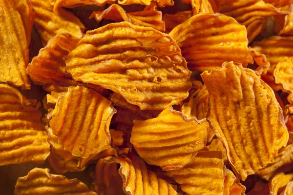 Хрустящие картофельные чипсы апельсинового цвета — стоковое фото