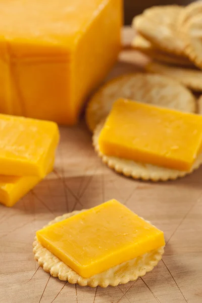 チーズとクラッカーの前菜 — ストック写真