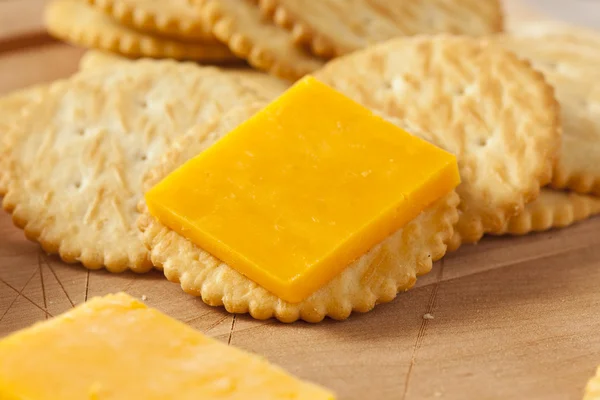 Cheese and Cracker Appetizer — Stock Photo, Image