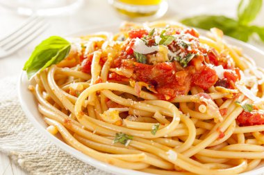 ev yapımı bucatini amatriciana makarna