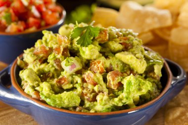 ev yapımı organik guacamole ve tortilla cips