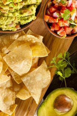 ev yapımı organik guacamole ve tortilla cips