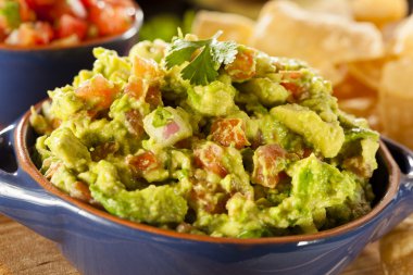ev yapımı organik guacamole ve tortilla cips