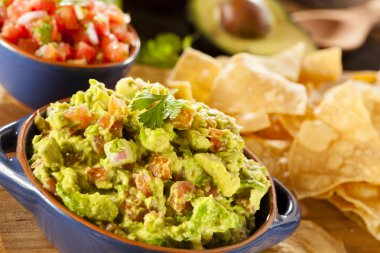 ev yapımı organik guacamole ve tortilla cips