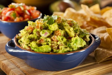 ev yapımı organik guacamole ve tortilla cips
