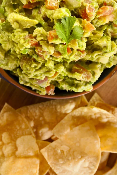 Homemade Organic Guacamole and Tortilla Chips — Stock Photo, Image